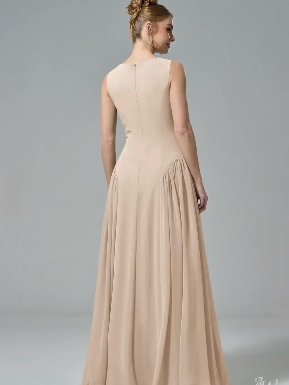 Elegant Sleeveless Maxi Dress - Picture 2 of 4
